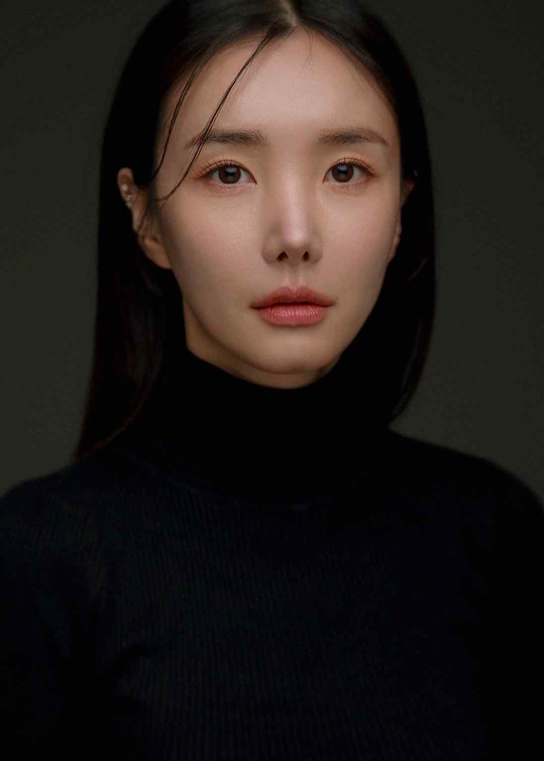 임도윤 강사 블랙 니트 프로필